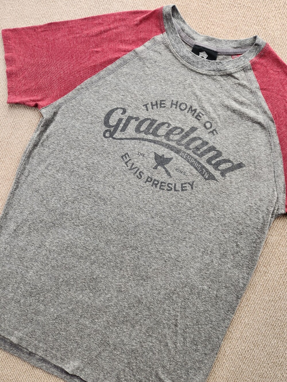 Camp David Graceland "The Home of Elvis Presley" Raglan T-Shirt Gray/Red Large